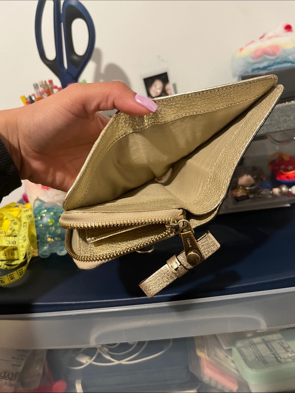 Cholé Small Metallic Gold Leather Zip Wallet - Picture 12 of 13